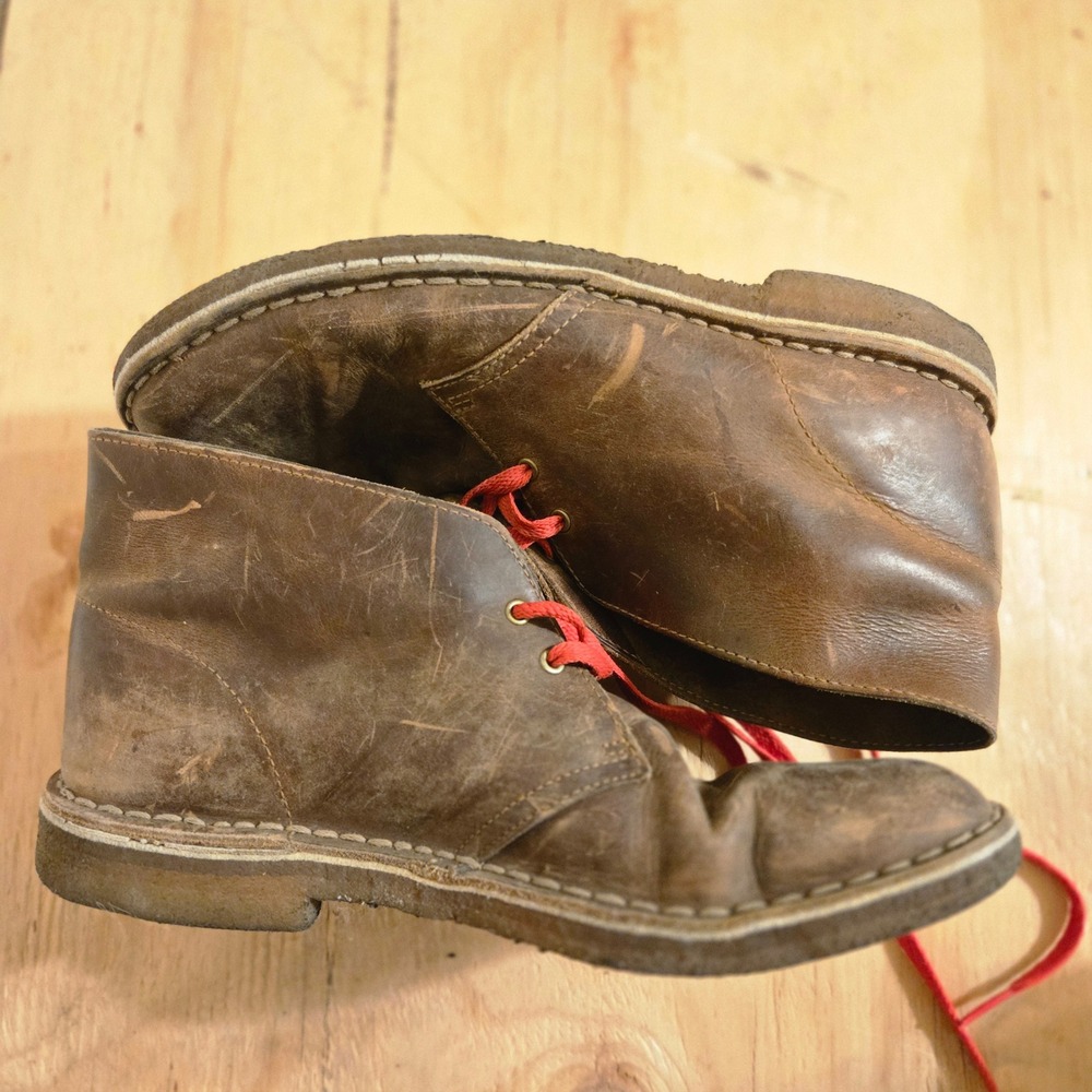 CLARKS Desert Boot Sz 10 Mens Brown Leather Crepe Sole Red Laces Fair Distressed